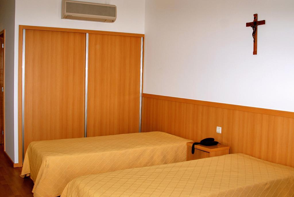 Casa De Retiros N. S. Perpetuo Socorro Hotel Guimaraes Room photo